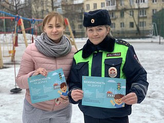 Более сотни информационных табличек с рекомендациями по дорожной безопасности было распространено на дверных ручках припаркованных транспортных средств, а также подарены тематические листовки и световозвращающие наклейки