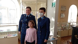 Авторам рисунков подарили календари с публикациями их художественных работ
