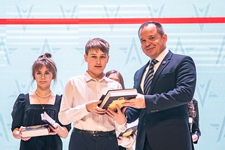 В торжественной обстановке заместитель главы администрации Олег Дмитриев вручил паспорта 11 юным жителям Одинцовского округа