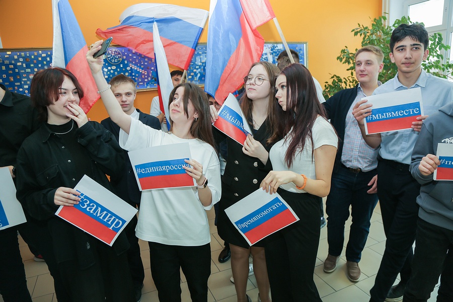 Вместе с учениками Барвихинской СОШ они поддержали спецоперацию России на Украине, Март