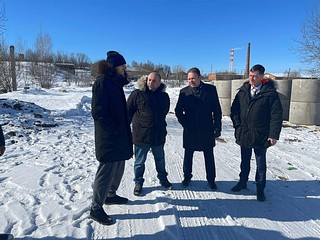 Дмитрий Голубков принял участие в оперативном совещании на стройплощадке сетей водоотведения в Каринском