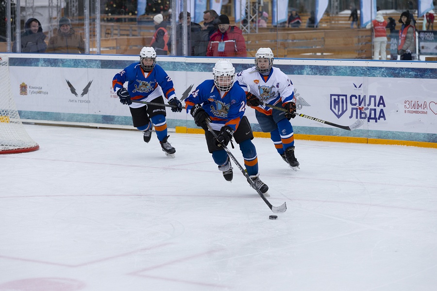 На катке Соборной площади Главного храма Вооруженных Сил России состоялся гала-матч по хоккею «Сила льда», 2022