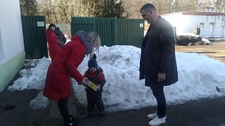 Сотрудники аппарата подмосковного омбудсмена доставили гуманитарную помощь беженцам, размещенным в Клину