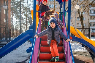 Дети на детской площадке