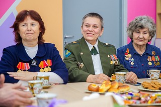 В ходе чаепития, которое прошло в местном клубе «Активное долголетие», общественники презентовали главе муниципалитета новую книгу — сборник «Дети войны»