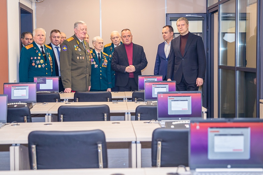 Андрей Иванов показал одинцовским ветеранам обновленный военный комиссариат, Март