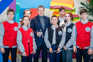 Андрей Иванов подарил новый квадрокоптер кружку юных программистов одинцовского Лицея № 10