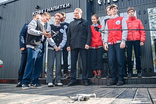 Глава Одинцовского городского округа Андрей Иванов на площадке парка Малевича провел встречу с юными инженерами — учениками одинцовского Лицея № 10