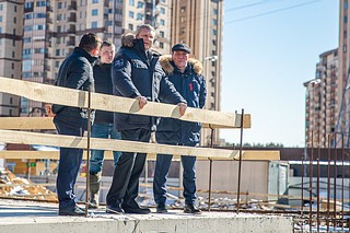 Глава Одинцовского округа проверил ход возведения школы на 2200 мест и садика на 400 воспитанников