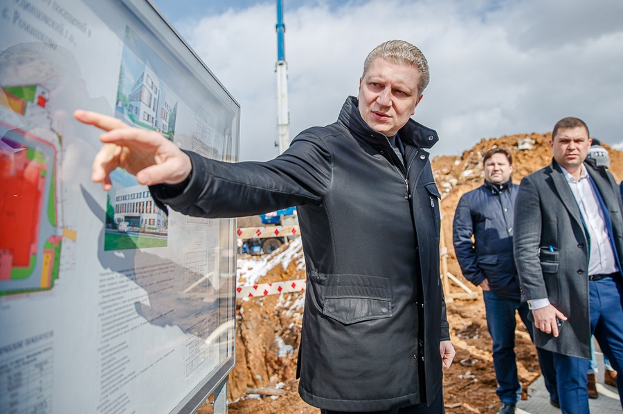 Глава Одинцовского округа Андрей Иванов вместе с жителями осмотрел площадку под строительство новой поликлиники на 350 посещений в смену в селе Ромашково, Март