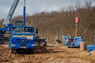 Строительные работы на площадке под строительство поликлиники в Ромашково