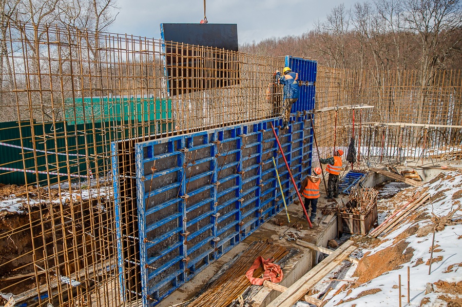 Строительные работы на площадке под строительство поликлиники в Ромашково, Март