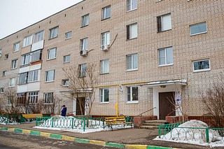 Андрей Иванов проверил качество выполненного ремонта подъездов дома № 17 в поселке Назарьево