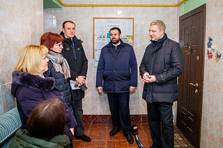 Андрей Иванов проверил качество выполненного ремонта подъездов дома № 17 в поселке Назарьево