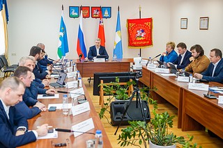 На еженедельном совещании главы Одинцовского городского округа Андрея Иванова в Звенигороде рассмотрели вопросы, поступившие в местную Общественную палату