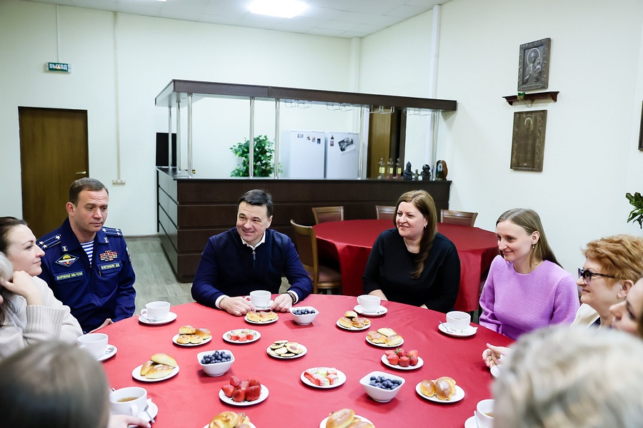 Андрей Воробьев встретился с женами военнослужащих в Кубинке, Март