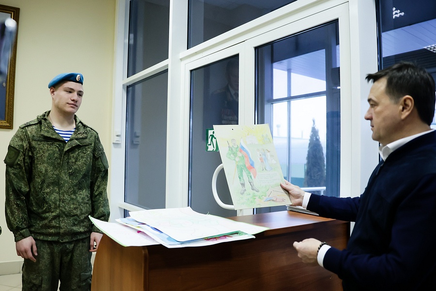 Губернатор Московской области Андрей Воробьев встретился с женами военнослужащих в Кубинке, Март