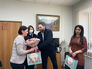 Полицейские и общественники подарили цветы вдовам сотрудников полиции