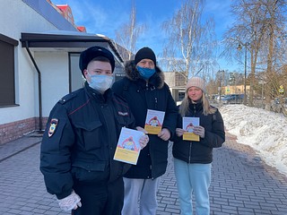 Полицейские рекомендовали гражданам проверять всю информацию в официальных источниках. Во время мероприятия сотрудники полиции вручали жителям тематические памятки