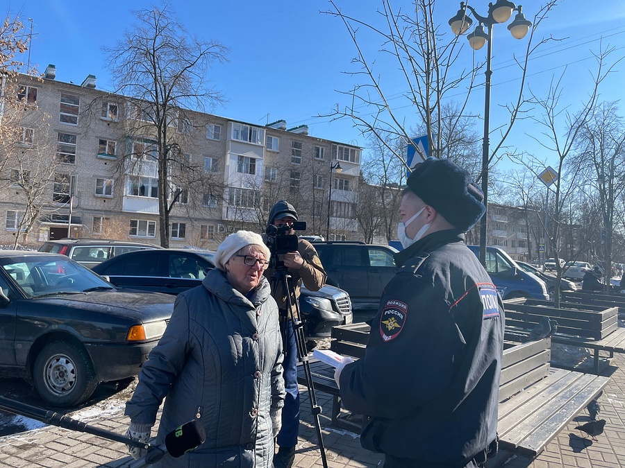 Участковые уполномоченные Одинцовской полиции рассказали жителям о новых схемах мошенников, Март