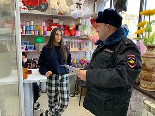 В ходе мероприятия сотрудники полиции рассказали гражданам о пагубном воздействии наркотических средств и психотропных веществ на организм человека