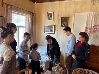 Ребятам рассказали биографию писателя, отдельное внимание уделили наиболее известным произведениям