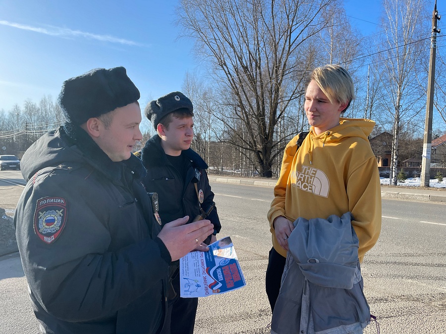 Одинцовские полицейские провели беседу с жителями на улицах города, Март