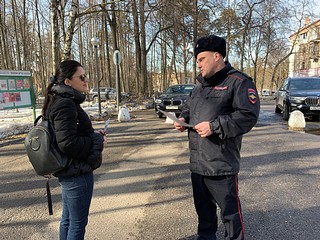 Участковые уполномоченные Барвихинского отдела полиции УМВД России по Одинцовскому городскому округу на улицах поселка провели информационно-профилактическую акцию «Осторожно, мошенники!»
