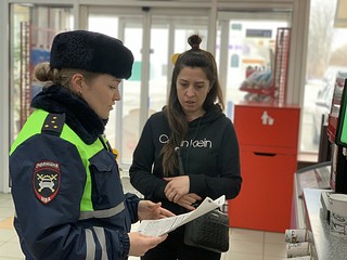В рамках социального раунда сотрудники Одинцовской Госавтоинспекции рассказали посетителям и сотрудникам автозаправочных станций о соблюдении скоростного режима и отказа от опасных маневров на дороге, особенно, когда в автомобиле находится несовершеннолетний пассажир