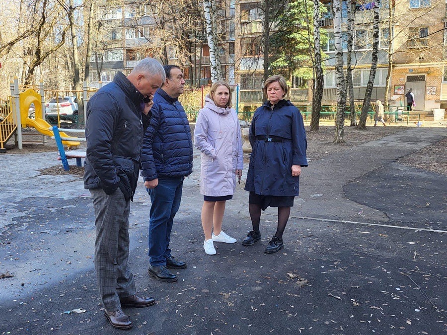 Лариса Лазутина проверила состояние детских площадок в Одинцово, Апрель