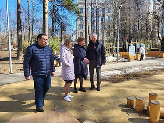 Лариса Лазутина проверила состояние детских площадок в Одинцово