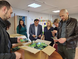 Лариса Лазутина и Дмитрий Голубков приняли участие в акции «Добрый огород»