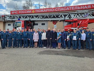 Лариса Лазутина и Дмитрий Голубков поздравили сотрудников пожарной службы с праздником