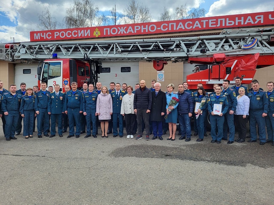 Лариса Лазутина и Дмитрий Голубков поздравили сотрудников пожарной службы с праздником, Апрель