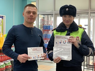 Всем посетителям автозаправочных станций сотрудники Госавтоинспекции вручили тематические листовки