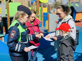 Сотрудники Одинцовской Госавтоинспекции провели беседы на детской игровой площадке