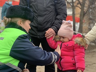 Дорожные полицейские дарили взрослым и детям световозвращающие брелоки и наклейки, а также тематические листовки