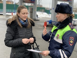 В рамках социального раунда сотрудники Одинцовской Госавтоинспекции рассказали посетителям и сотрудникам автозаправочных станций о соблюдении скоростного режима и отказа от опасных маневров на дороге, особенно, когда в автомобиле находится несовершеннолетний пассажир