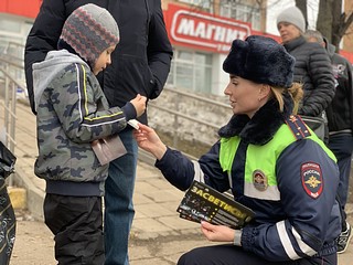 Дорожные полицейские дарили взрослым и детям световозвращающие брелоки и наклейки, а также тематические листовки