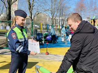 Автоинспекторы рассказали взрослым о важности использования детских удерживающих устройств