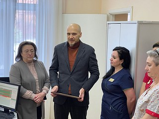 Дмитрий Голубков передал сотрудникам поликлиники в Перхушково сертификат на реализацию наказов