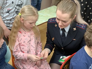 По окончанию мероприятия дорожные полицейские и юные инспекторы движения подарили малышам тематические памятки и световозвращающие наклейки