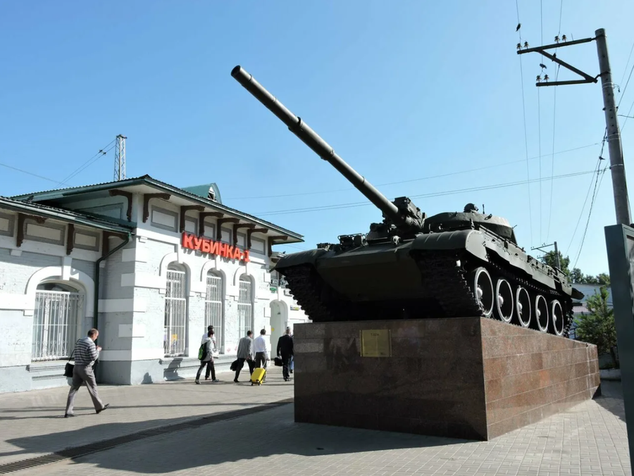 В Кубинке расположен самый большой в стране танковый музей с уникальными экспонатами и танковым испытательным полигоном, Апрель