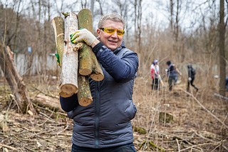 К уборке территории присоединился глава муниципалитета, секретарь местного отделения «Единой России» Андрей Иванов