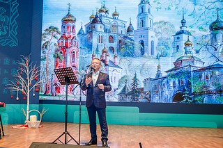 В актовом зале администрации округа гостям праздника презентовали фильм об истории крестных ходов «От земли к небесам» и театральную миниатюру «Легенда о красношейке»