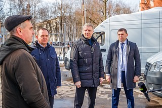 Глава Одинцовского городского округа Андрей Иванов осмотрел новые четыре санитарных автомобиля Газель «Некст»
