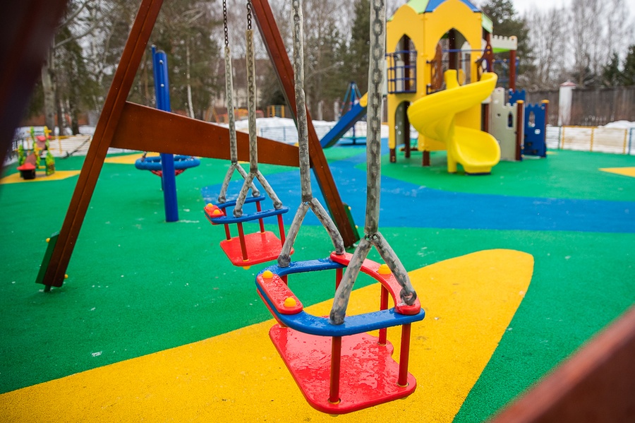 Детская площадка в деревне Марьино, Апрель