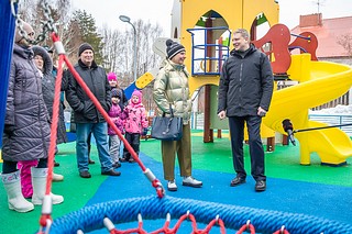 Глава Одинцовского городского округа Андрей Иванов проверил качество содержания детской площадки, установленной в 2021 году в деревне Марьино