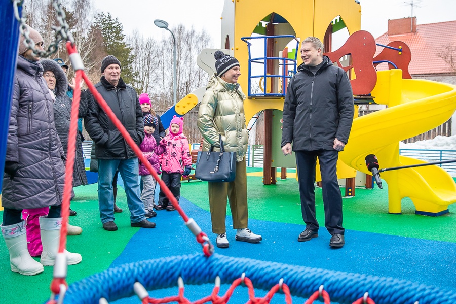 Глава Одинцовского городского округа Андрей Иванов проверил качество содержания детской площадки, установленной в 2021 году в деревне Марьино, Апрель