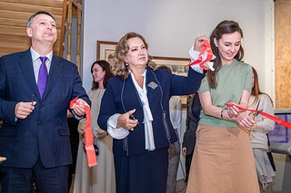 Вице-губернатор Московской области Ирина Каклюгина, министр культуры Подмосковья Елена Харламова, глава Одинцовского городского округа Андрей Иванов и председатель наблюдательного совета фонда «Елисаветинско-Сергиевское просветительское общество» Анна Громова приняли участие в открытии нового культурно-просветительского учреждения Одинцовского округа